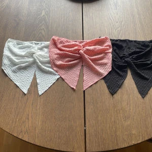Tre toppar med knyt i olika färger - Säljer tre toppar med knut . Finns i vitt, rosa och svart. Topparna har en ribbad struktur och V-formad skärning framtill. Perfekta för sommaren! Ha i åtanke att dom är ganska så genomskinliga 
