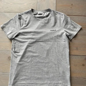 Grå t-shirt från Dondup - Stilren t-shirt från Dondup köpt i Italien. Använd enbart ett handfull gånger så bra skick. Storlek L men passar även M. 