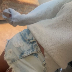 Ljusblå jeanskjol - Säljer en  ljusbl jeanskjol med slitna detaljer och fransig kant. Sjukt snygg kjol men tyvärr lite liten på mig! Jättefin nu till sommaren