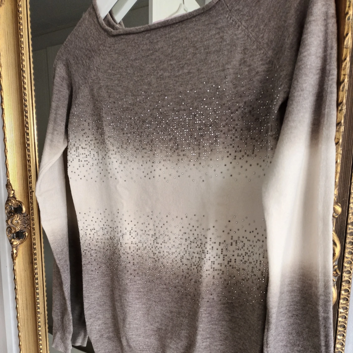 Beigemelerad tröja med strass från Minority - 1