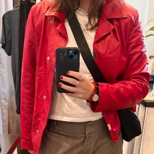 Röd skinnjacka med klassisk krage - Säljer min älskade skinnjacka som passar mig perfekt som vanligtvis har S/M. Köpt på humana för jättelänge sedan men jag har max använt den 5 gånger.