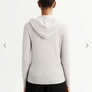 Ljusgrå hoodie med dragkedja från Soft Goat - Mjuk och stilren ljusgrå hoodie från Soft Goat i kashmir. Tröjan har dragkedja framtill, huva med snören och ribbade muddar. Säljer pga att den inte kommer till användning🥰