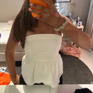 Tubtopp - Säljer den här jättefina tub toppen med volang på botten, har nästan aldrig använt 💕💕 skriv för mer frågor💕☺️PRIS GÅR ALLTID ATT DISKUTERA!!!!