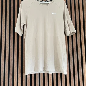 Fila T-shirt  - Beige fila T-shirt, oversized. Har en obehandlad prick på framsidan 