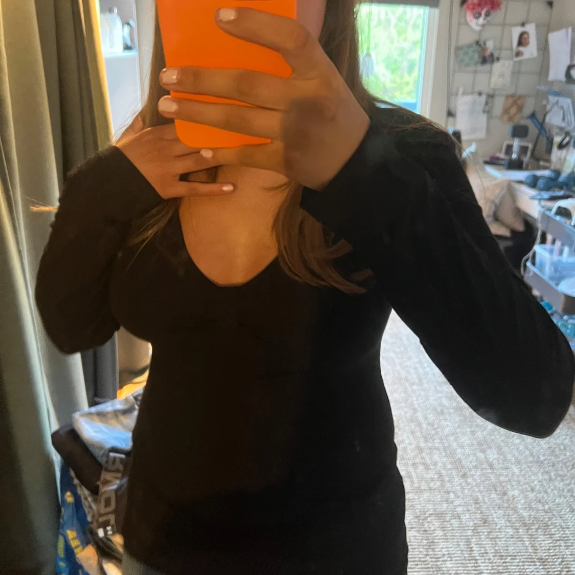 Svart långärmad topp med v-ringning från Artillery - 1