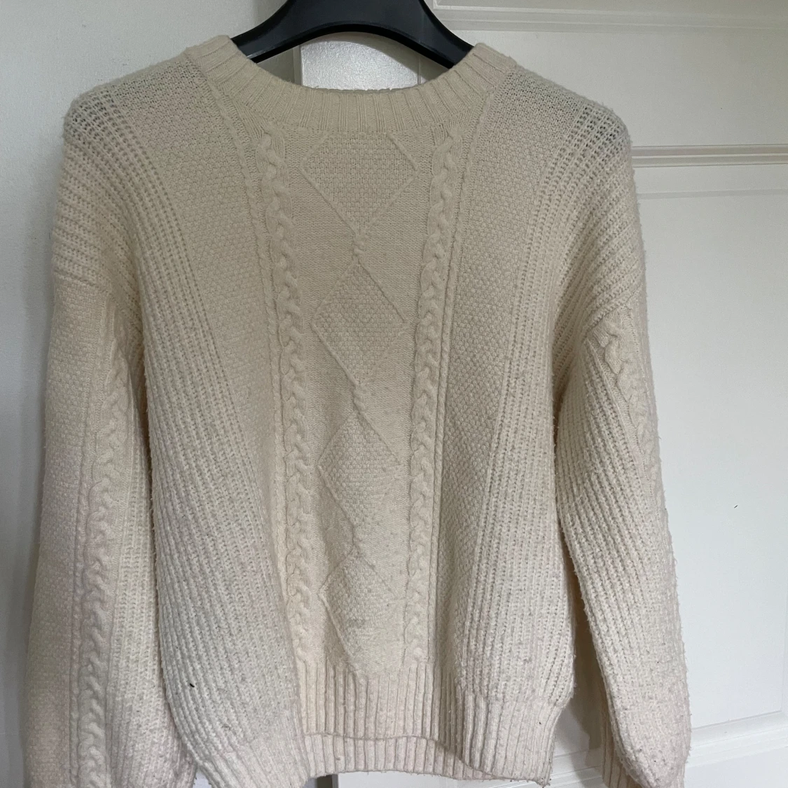 Beige stickad tröja från H&M