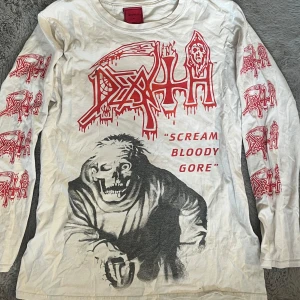 Death tröja! -  'Scream Bloody Gore' tröja av death! Bra skick och inga fläckar. Passar både grabbar och tösar 🙌🏻 perfekt till sommaren när man inte vill ha svart bandtröja och dö av värmen🤍 storlek M men passar S. Pris går att diskutera
