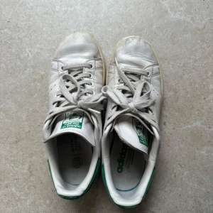 Vita Adidas Stan Smith sneakers med gröna detaljer - Vita Adidas Stan Smith sneakers med gröna detaljer på hälen och tungan