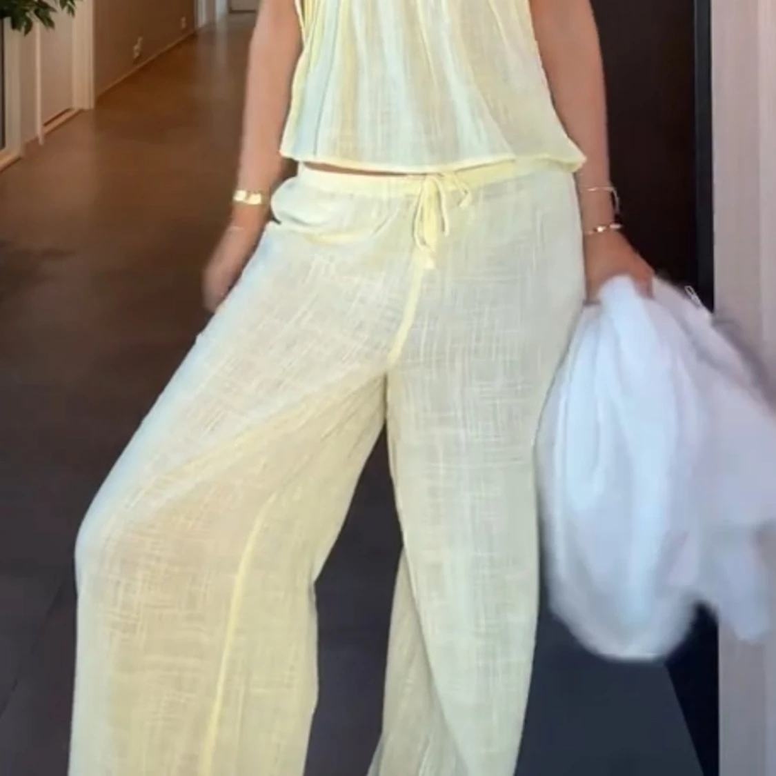 Ljusgula vida linnebyxor