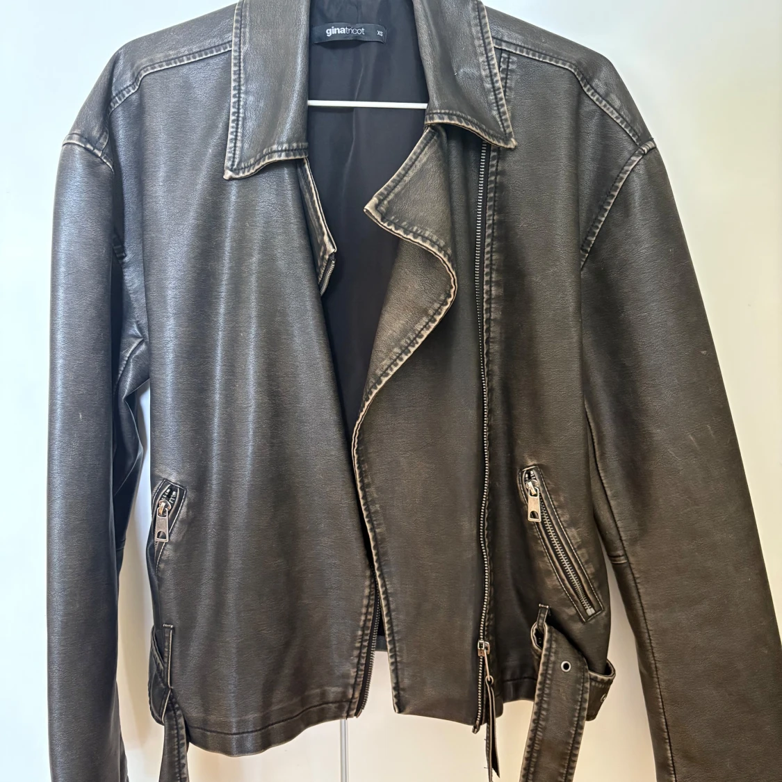 Svart bikerjacka från Gina Tricot