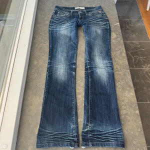 Lowwaist jeans  - Jätte snygga jeans som tyvärr inte passar mig och har därför ingen bild på! Midjemått tvärsöver: 39cm Midjehöjd: 18cm Inerbens längd: 86cm. Finns en liten slitning vid grenen, men verkligen inget som syns💗har även sprättat upp dem nere