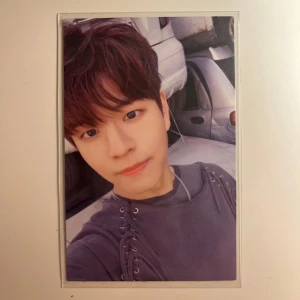 Seungmin I am not - Seungmin album pc från I am not. Det finns en liten repa som visas på bilderna, det kom så när jag öppnade albumet. Antagligen pga att photocardsen klämts ovanpå varandra. Skriv om du har frågor eller vill ha fler bilder💕