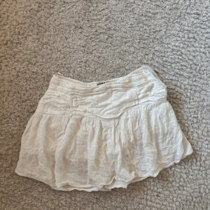 Vit kjol från Pull&Bear - Säljer en gullig vit kjol från Pull&Bear i storlek S. De är tillverkade i linne och har en lös passform med bred resår i midjan. Perfekta för varma sommardagar och ger en avslappnad stil.