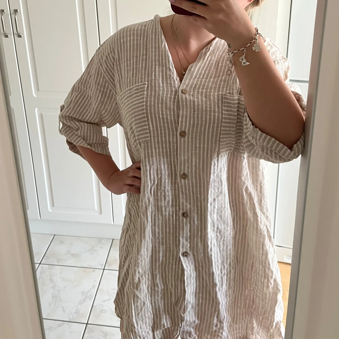 Beige och vit randig klänning  - 4