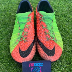 Nike Hypervenom - Vi säljer ett par Nike Hypervenom  Skick: 6.5/10 Storlek:40 Nypris:3000kr Har du eventuella frågor eller vill ha fler bilder, FRÅGA!