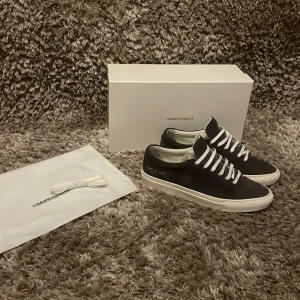 common project skor - Tja säljer nu mina sjukt goa common project i storlek 41, nypris på dessa är runt 5000 mitt pris endast 1999kr, de är använda en två gånger så dom är som nya! skriv om du har nån fundering// armadiosell 
