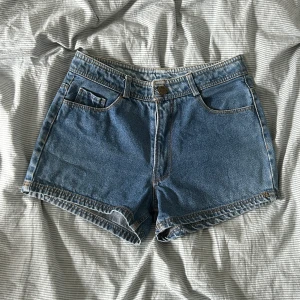 Blå jeansshorts - Superfina shorts som jag köpte second hand. Shortsen har fem fickor, knapp och dragkedja framtill samt bälteshällor. Perfekta för sommaren och enkla att matcha med olika toppar. De har ingen lapp med storlek men jag skulle säga att de passar som S. Knappen sitter ganska löst och skulle nog behöva bytas ut. 