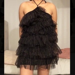 Festklänning - Säljer en jätte snygg festklänning!! Storlek S men passar även XS, knyts runt halsen och en dragkedja på sidan, öppen i ryggen!💞