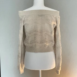 Beige offshoulder stickad tröja - Säljer en beige stickad tröja med offshoulder-modell