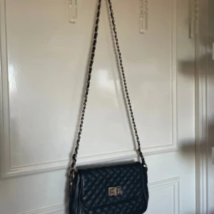 Väska - Säljer en axelremsväska som har används några gånger 