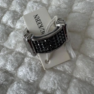 NY Silverring med svarta stenar från Dyrberg/Kern - Dyrberg/Kern ring NY 336454 Belina I SS Hematite Steel with black Swarovski crystals  Size I Nypris 649 sek  https://www.dyrbergkern.se/jewellery-maintenance.aspx