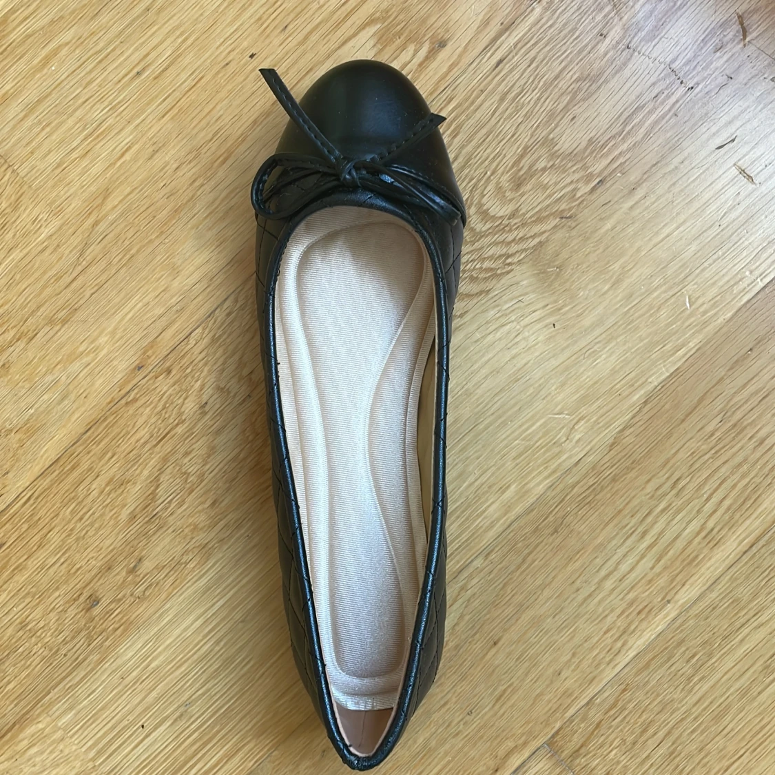 Svarta ballerinaskor med rosett och quiltad detalj - 2