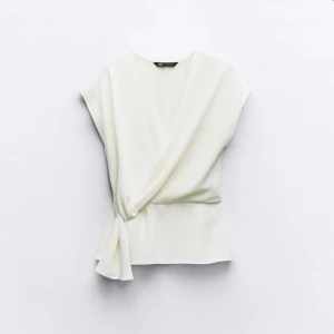 Zara blus  - Intressekoll! Använt några gånger. Säljer den då den är lite för stor vid bysten.