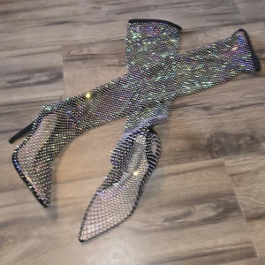 Overknee/lårhöga stövlar, nya  - 💖I don't use this app much anymore. Visit me on vinted instead. I have discounts when buying more items there. Username:💖 violajulia. 💖  Nya overknee stövlar i nät och glittrande stenar, strass. Glänser/glittrar/skimrar otroligt fint! Älskar dessa skor men dom är tyvärr för trång för mig som har ganska breda fötter. Jag skulle säga skorna är lite  liten i  storleken eftersom det är spetsiga tår. Nypris 799:-