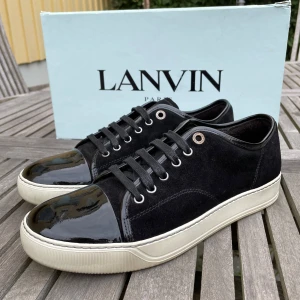 Lanvin skor(nyskick) - Hej! Säljer nu dessa sjukt snygga Lanvin skor. Skorna är i nyskick! Vi rekommenderar att gå ner en storlek. Har ett begränsat antal boxar och dustbag! Hör gärna av dig vid frågor 