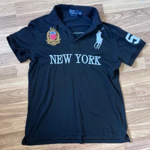 Ralph Lauren Big Pony - Svart Ralph Lauren polo säljs för billigt eftersom jag börjar inse jag inte behöver åtta av dom. Inte använd så ofta men sitter skönt och är najs på sommaren.