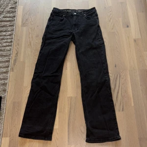 Svarta wide jeans midwaist 28/32 - Svarta jeans från Monki med midwaist och wide fit. Klassisk femficksmodell med raka, vida ben och knappgylf. Jeansen är i mjuk denim och har en stilren look som passar till allt. Storlek 28 i midja och 32 i längd.💗