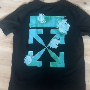 Svart Off-White t-shirt med tryck - Kan gå ned i pris vid snabb affär, är öppen för byten!