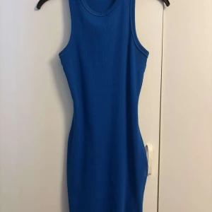 Blå ribbad klänning från FB Sister - Snygg blå ribbad kortklänning från FB Sister i storlek M. Ärmlös modell med rund halsringning och tight passform som framhäver figuren. 