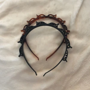 2-pack hårdiadem med klämmor - Säljer två snygga hairband clip, ett svart och ett brunt. 