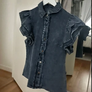 Snygg jeans topp/blus - Helt ny oanvänd jeans blus! Passar stl xs och s, kan skicka fler bilder vid intresse🥰