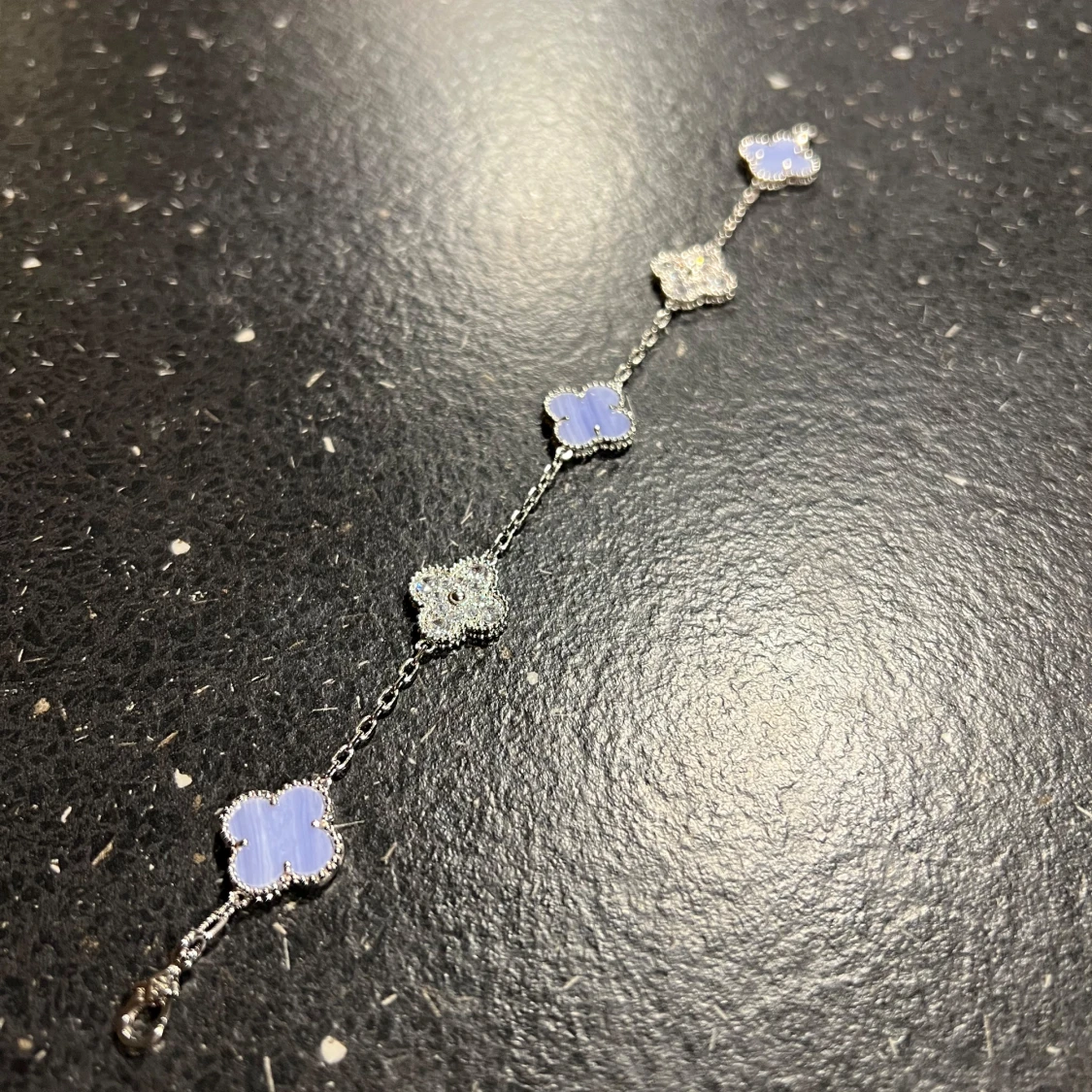 Silverarmband med blå blommor