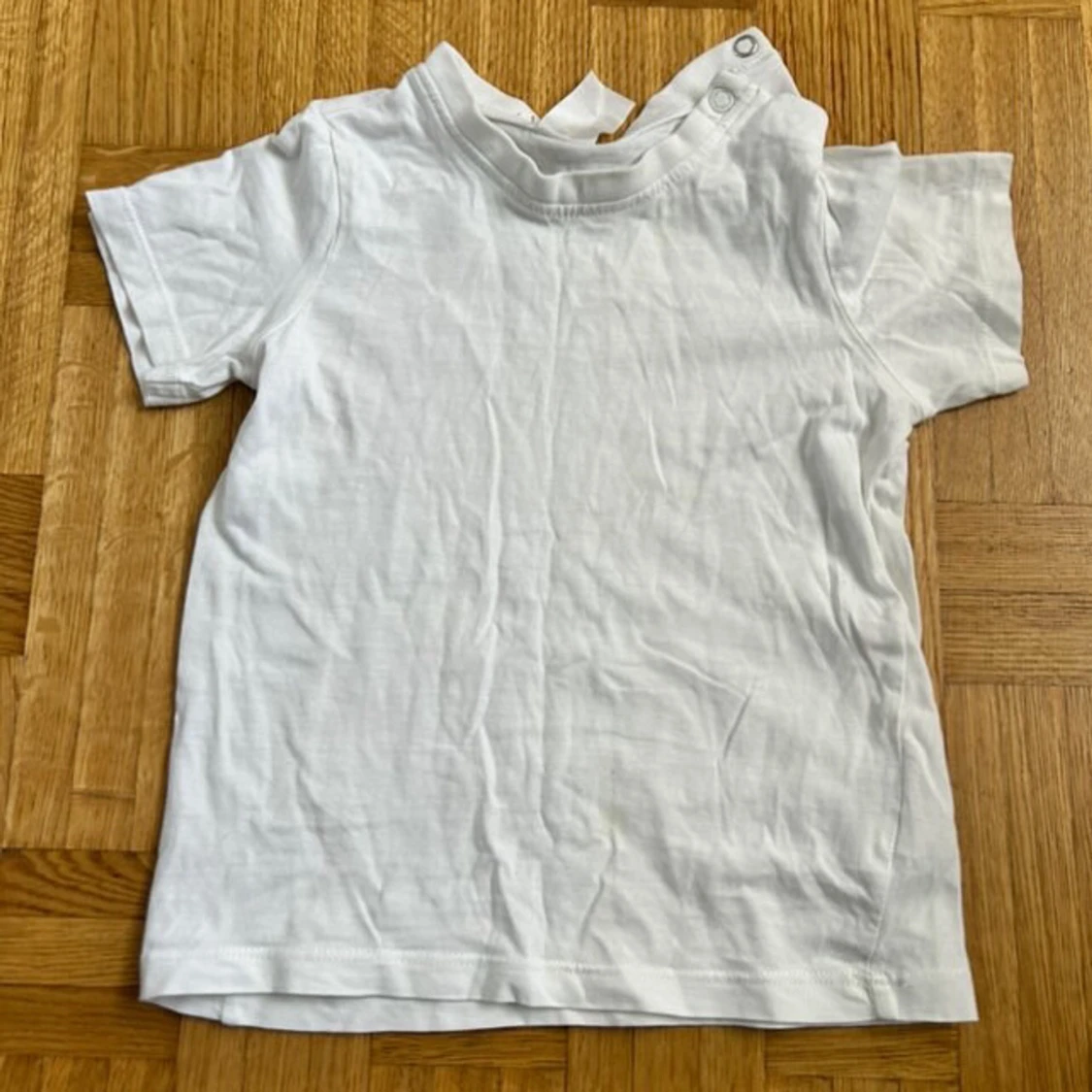 Vit t-shirt med tryckknappar H&M
