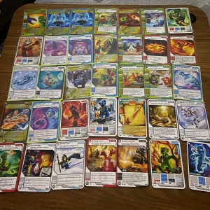 LEGO Ninjago Spinjitzu Card Game - Samling av LEGO Ninjago Spinjitzu-kort! Perfekt för dig som älskar action, ninjor och att samla coola kort. Utmana dina vänner i spännande dueller och bygg din egen strategi. Färgstarka illustrationer och massor av karaktärer från Ninjago-världen. Passar både unga och unga vuxna. Alla kort är i bra skick.