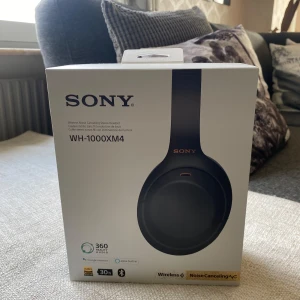 Sony WH-1000XM4 – Trådlösa Brusreducerande Hörlurar - Säljer: Sony WH-1000XM4 – Trådlösa Brusreducerande Hörlurar Bästa ljudkvalitet + marknadsledande brusreducering! Använda varsamt – i toppskick. Perfekt för musik, jobb & resor. Nypris: ca 3290 kr – mitt pris: [2500] kr ✅ Trådlöst ✅ Bluetooth & USB-C ✅ Upp till 30 timmars batteritid ✅ Kommer med originaltillbehör Hör av dig vid intresse! Först till kvarn!