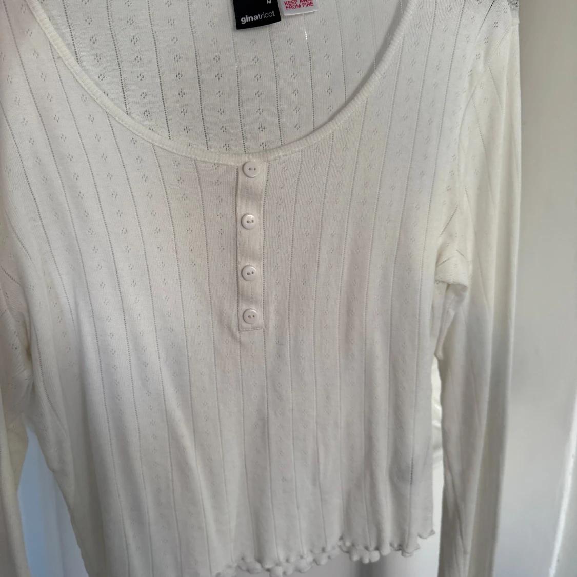 Vit ribbad topp från Gina Tricot - 3