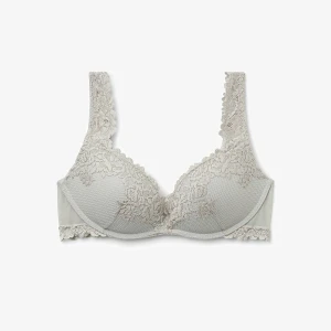 Ljusgrå bh från Intimissimi - Superfin ljusgrå bh med vackra spetsdetaljer och breda axelband. BH:n har en feminin v-ringning och är dekorerad med blommig spets längs kanterna. Perfekt för dig som gillar romantiska och eleganta plagg.
