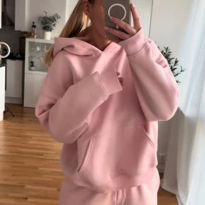 Gina Tricot Basic original Ljusrosa hoodie  - Supermjuk ljusrosa hoodie med stor känguruficka och huva. I jätte bra skick, inte använt ofta :) 💕 första bilden är lånad men det är samma hoodie. (Leverans och att mötas upp funkar) ord pris 429 kr