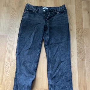 Svarta straight lowaist jeans - Säljer ett par svarta straight jeans inga hål men lite syns det att dem är använda