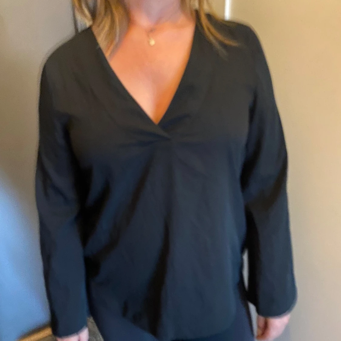 Svart v-ringad blus med lång ärm - 1
