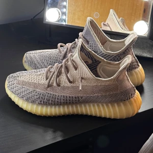 Yeezy Boost 350 V2 - Yeezy boost 350 V2 Ash Pearl.                                                  Bra skick. Ingen box