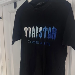 Trapstar tshirt - Riktigt fin och snygg tshirt som passar till alla tillfällen, sparsamt använd och är exakt som ny, lite dammig på bilden men jag tvättar den innan jag fraktar iväg den såklart, för mer frågor är det bara att skriva! Pris går alltid att diskutera!