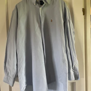 Ljusblå skjorta från Ralph Lauren - Säljer en ljusblå skjorta från Ralph Lauren. Hör av dig vid frågor, priset kan diskuteras.  🧵 Skick: Väldigt bra 📏 Storlek: L 🎨 Färg: Ljusblå 🏷️ Märke: Ralph Lauren
