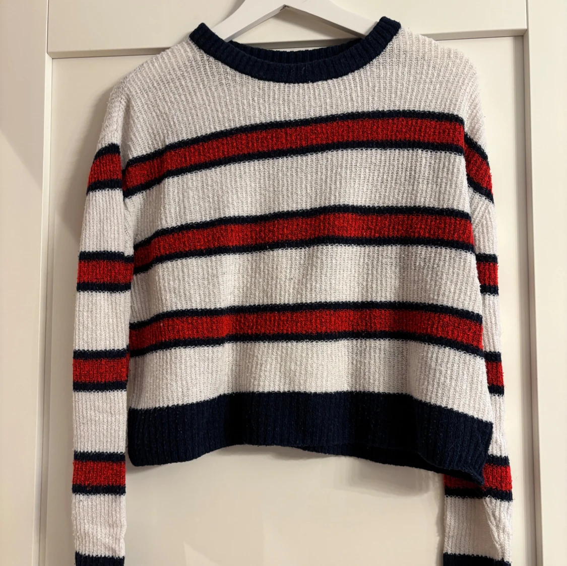 Randig stickad tröja i rött och blått - 1