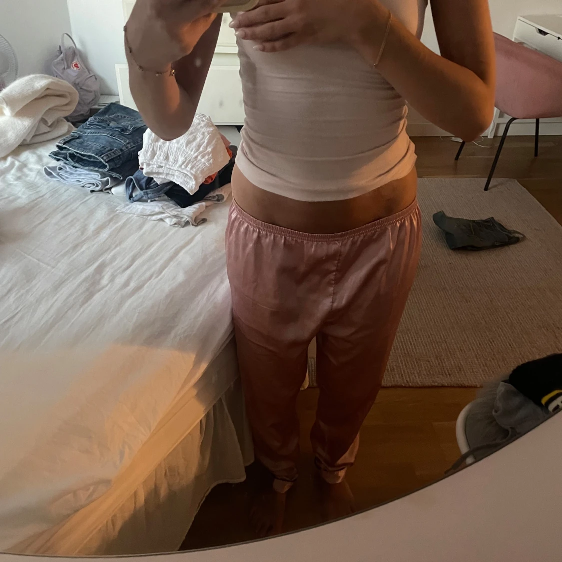 Rosa satinpants med loose fit