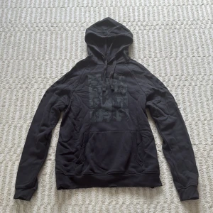 Taylor Swift The Eras Tour hoodie - Mörkgrå hoodie från Taylor Swift The Eras Tour med tryck av Taylor i olika eror på bröstet och turnédatum på ryggen. Stor ficka fram, huva och tryck på ärmarna. Nästan aldrig använd